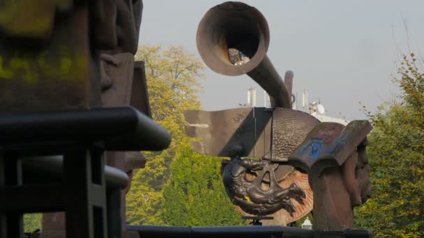 銅製記念碑トランペット付き — ストック動画