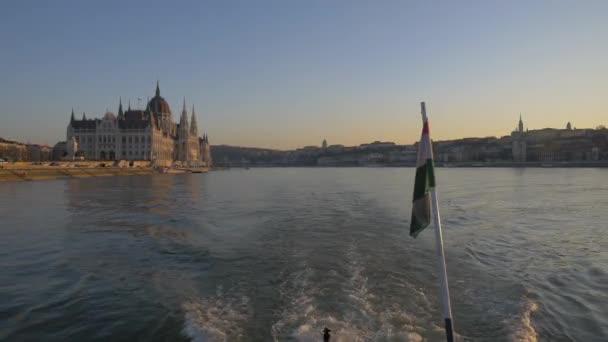 Bateau Avec Drapeau Flottant Sur Danube Coucher Soleil — Video