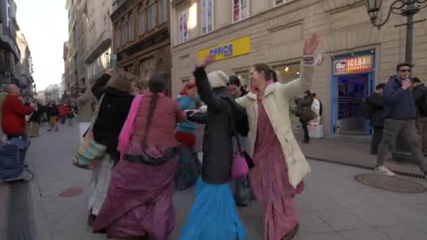Menschen Tanzen Und Singen Auf Der Straße — Stockvideo
