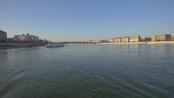 Barca Galleggiante Sul Danubio — Video Stock