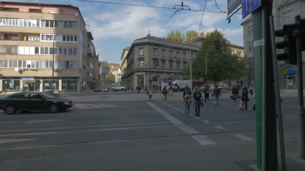 Menschen Überqueren Die Straße Marsala Tita Und Hiseta — Stockvideo