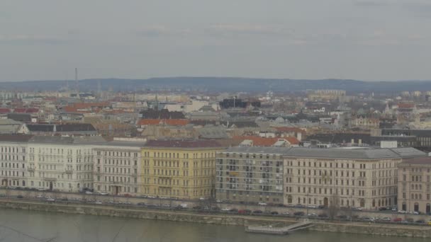 布达佩斯多瑙河沿岸的建筑物 — 图库视频影像