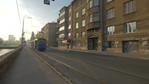 Tram Azul Rolando Uma Rua — Vídeo de Stock