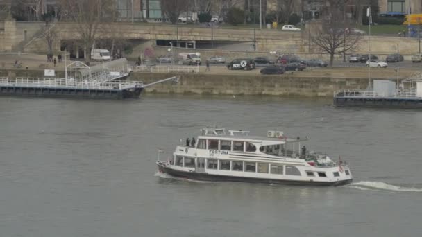 Boot Auf Der Donau — Stockvideo