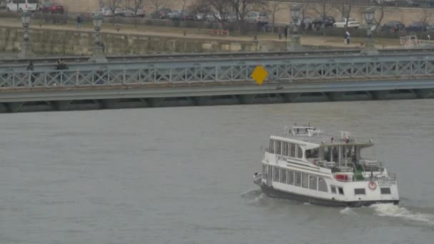 Лодка Цепным Мостом — стоковое видео