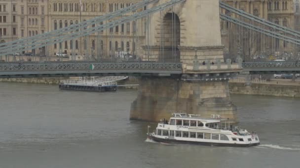 Boot Schwimmt Unter Der Kettenbrücke — Stockvideo