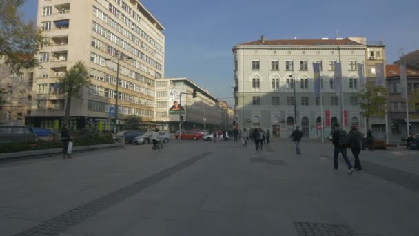 Persone Che Camminano Trg Djece Sarajeva — Video Stock
