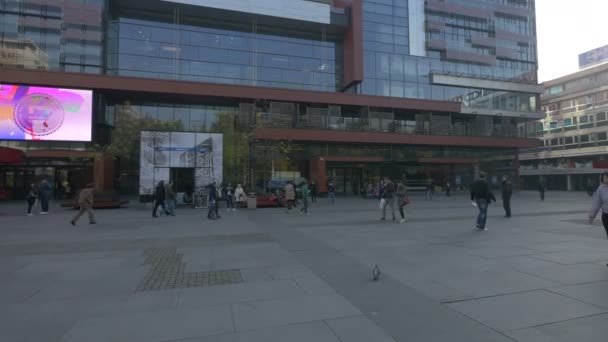 Promenader Vid Bbi Centar — Stockvideo