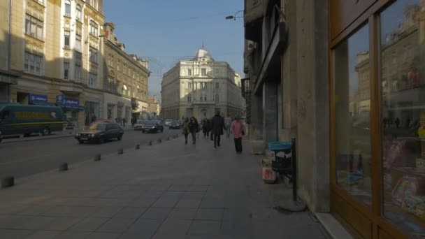 Περπατώντας Στην Οδό Marsala Tita — Αρχείο Βίντεο