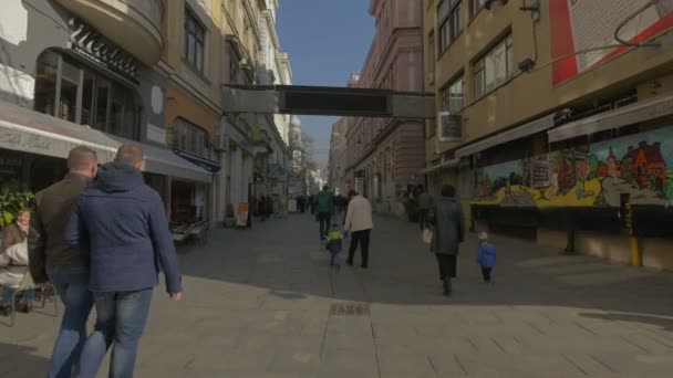 Adultos Niños Caminando Por Una Calle — Vídeos de Stock