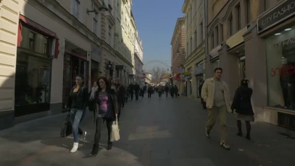 Περπατώντας Στην Οδό Strossmayerova — Αρχείο Βίντεο