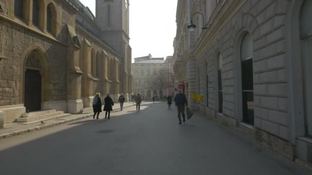 Passeggiando Vicino Alla Cattedrale Del Sacro Cuore — Video Stock