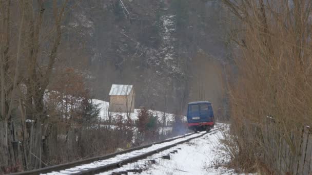 Auto Rollend Rails Een Winterdag — Stockvideo