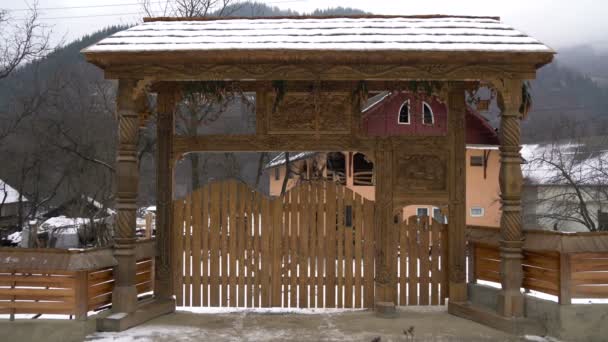 Blick Auf Das Traditionelle Holztor — Stockvideo