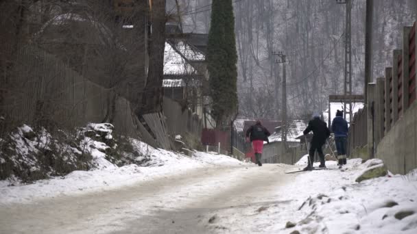 Παιδιά Περπατούν Ένα Δρόμο Χειμώνα — Αρχείο Βίντεο