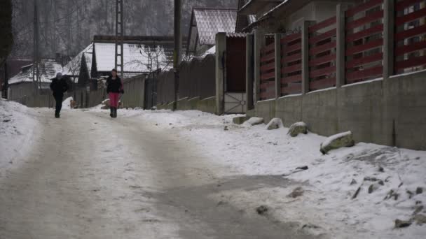 Niños Corriendo Deslizándose Una Calle — Vídeo de stock