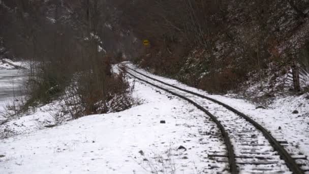 Zasněžená Železnice Horách — Stock video