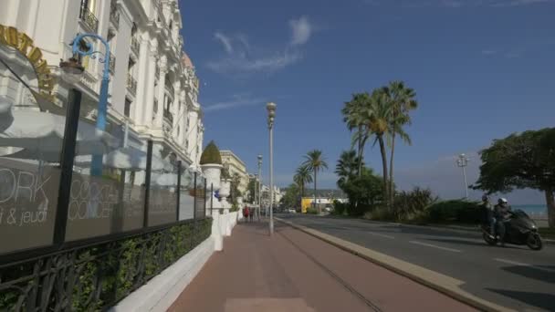 白い建物の歩道 — ストック動画