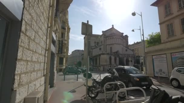 Uma Conjunção Rua Cidade Perto Uma Igreja — Vídeo de Stock