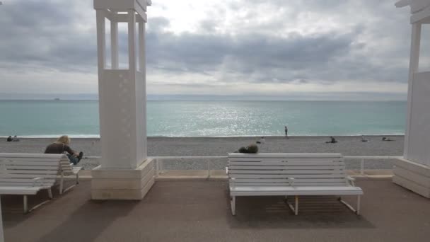 人们在靠近大海的长椅上放松 — 图库视频影像