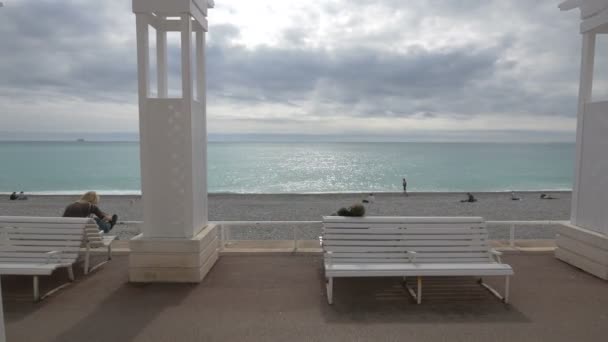 Les Gens Relaxent Sur Des Bancs Près Mer — Video