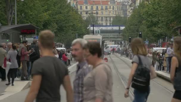 Eine Straßenbahn Fährt Einen Bahnhof Ein — Stockvideo