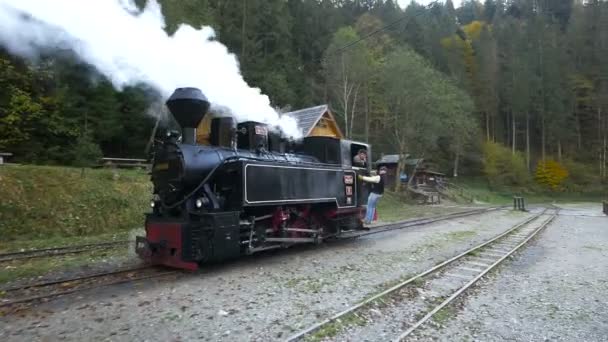 Hombre Colgando Una Locomotora Vapor — Vídeo de stock