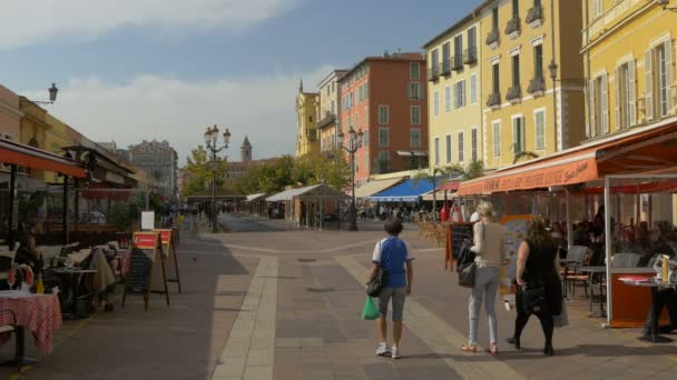 Eine Fußgängerzone Mit Restaurants — Stockvideo