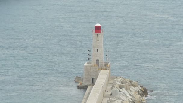 Een Vuurtoren Aan Het Eind Van Een Pier — Stockvideo