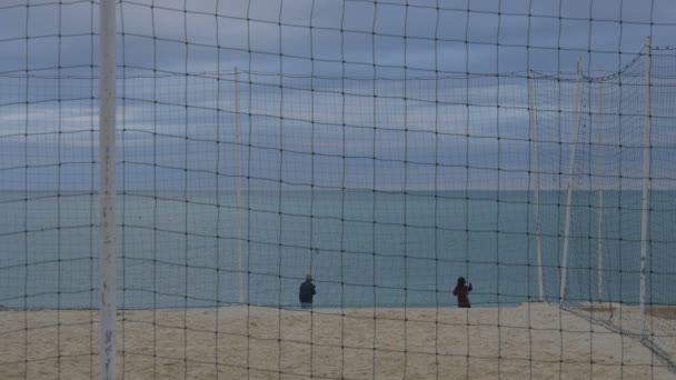 Gente Pescando Cerca Una Cancha Voleibol — Vídeo de stock