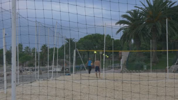 Två Män Spelar Beachvolleyboll — Stockvideo