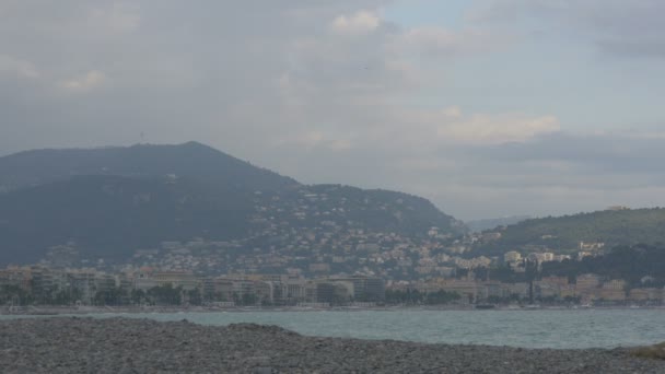 Colinas Vistas Desde Una Playa Rocosa — Vídeos de Stock