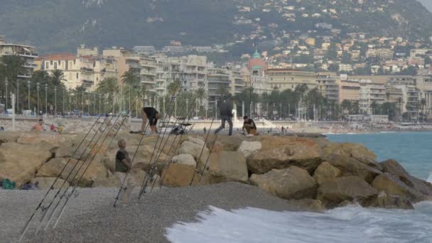 Wędkowanie Skalistej Plaży Nicei — Wideo stockowe