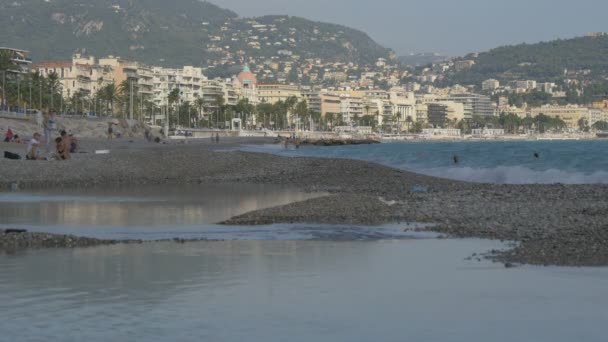 岩石海滩上的水 — 图库视频影像