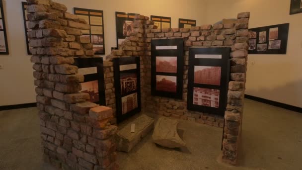 Κατεδαφισμένος Τοίχος Από Τούβλα Στο Μουσείο Μνημείων — Αρχείο Βίντεο