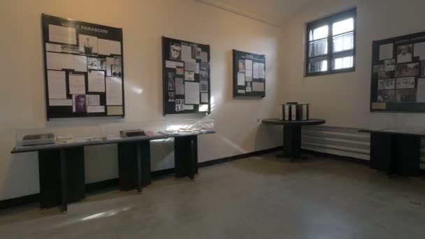 博物馆设有信息板的房间 — 图库视频影像