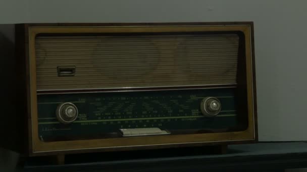Sighet纪念博物馆的古董收音机 — 图库视频影像