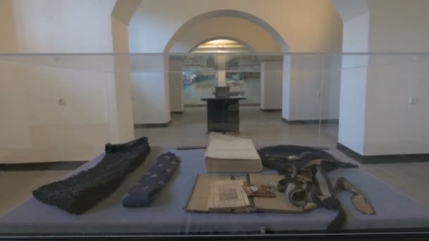 Kleding Een Etalage Bij Sighet Memorial Museum — Stockvideo