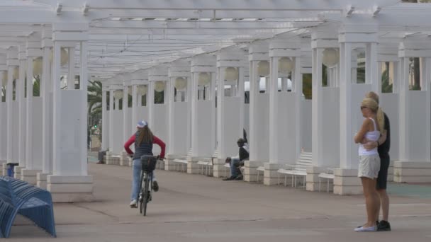 Mersul Bicicletă Printr Pavilion — Videoclip de stoc