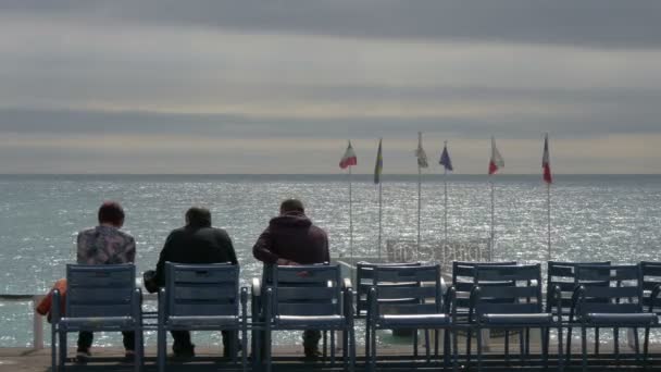 Människor Som Sitter Stolar Vid Havet — Stockvideo