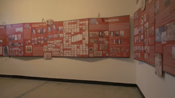 Κόκκινο Πίνακες Πληροφοριών Στο Μουσείο Μνημείων Sighet — Αρχείο Βίντεο