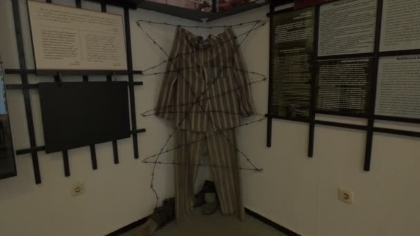 Oud Gevangenenkostuum Sighet Memorial Museum — Stockvideo