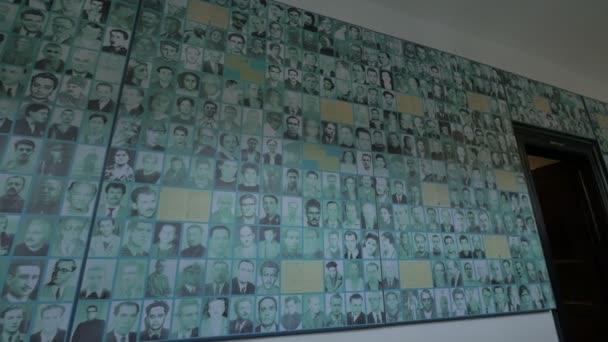 Стена Покрытая Фотографиями Мемориала Сигета — стоковое видео