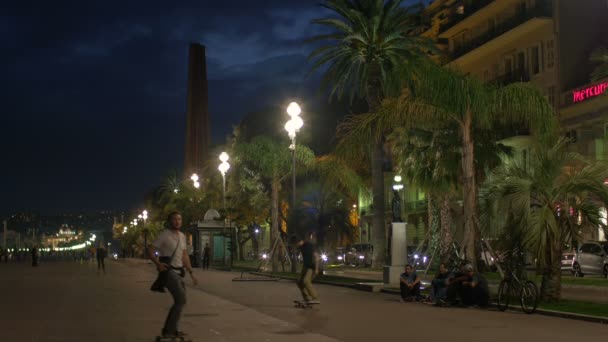 晚上在街上滑板 — 图库视频影像