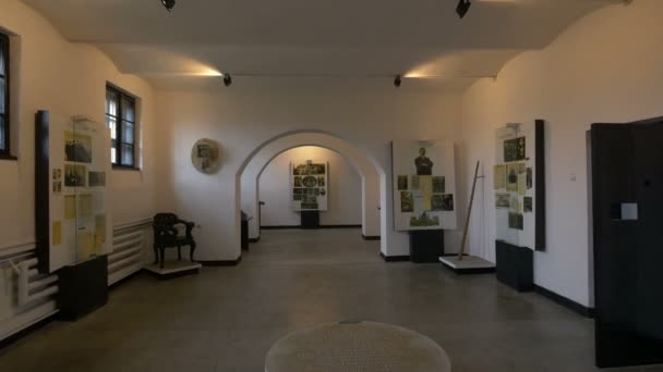 Sighet纪念博物馆最后一层设有拱门的大房间 — 图库视频影像