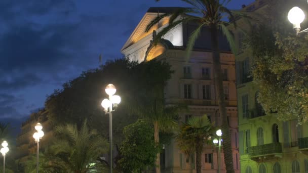 Straßenlaternen Und Bäume Nach Gebäuden — Stockvideo