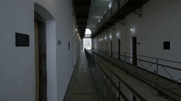 在Sighet纪念博物馆的阳台上看到的一楼房间 — 图库视频影像