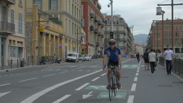 Menschen Die Auf Einem Radweg Gehen — Stockvideo