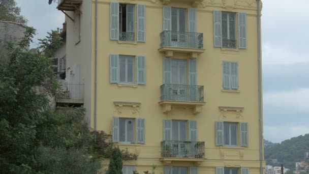 Edificio Con Persianas Azul Claro — Vídeos de Stock