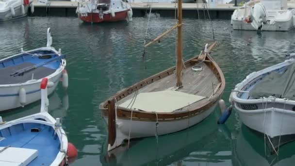 Een Verankerde Houten Zeilboot — Stockvideo